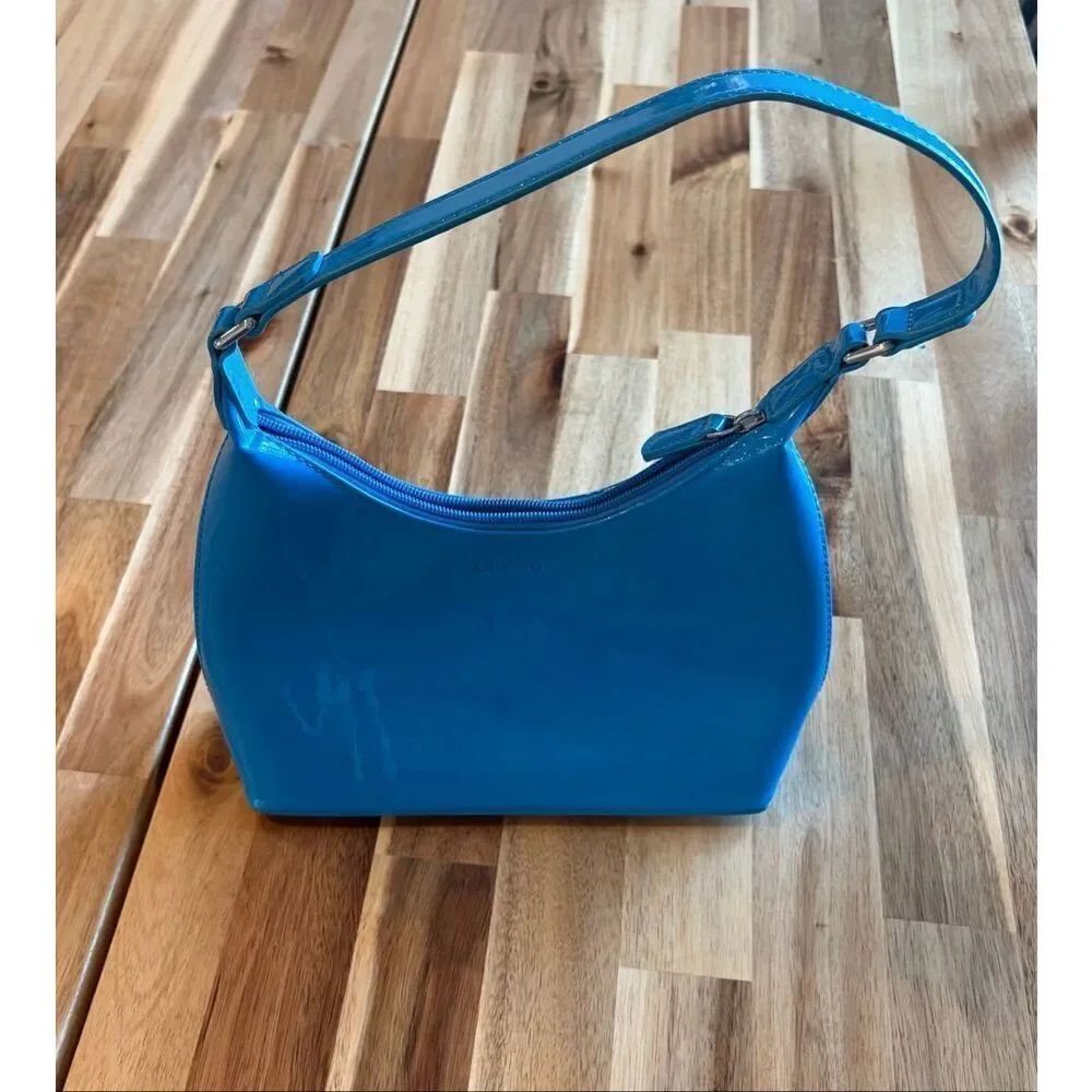 Glynit Molly shoulder bag in patent classic blue